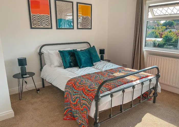 Staybynumbers - Spacious Three Bed House Royal Hillsborough