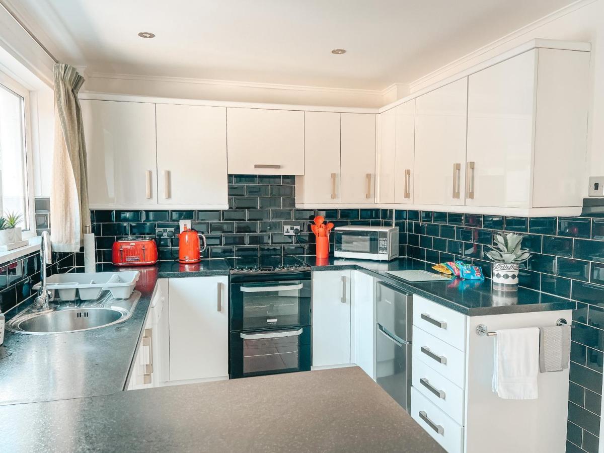 Staybynumbers - Spacious Three Bed House Royal *