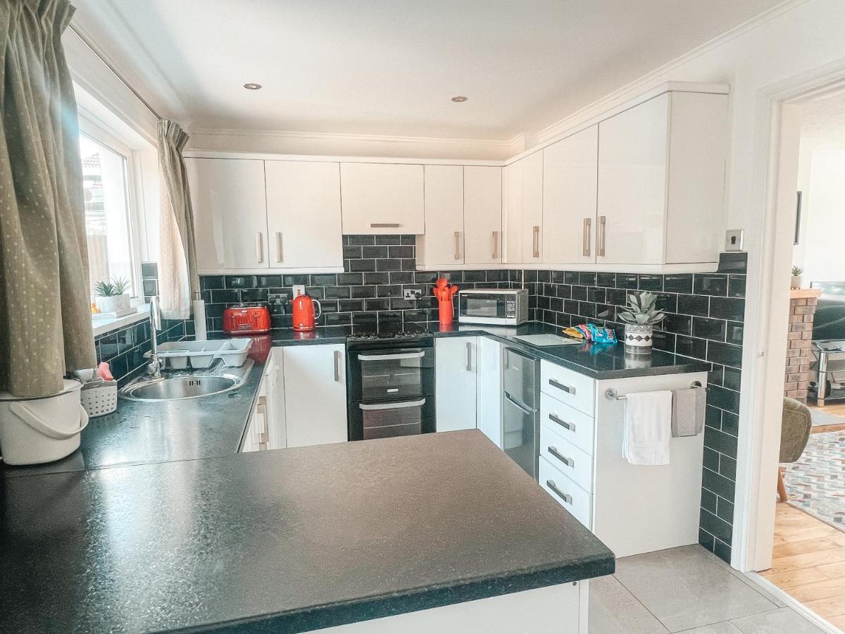 Staybynumbers - Spacious Three Bed House Royal *