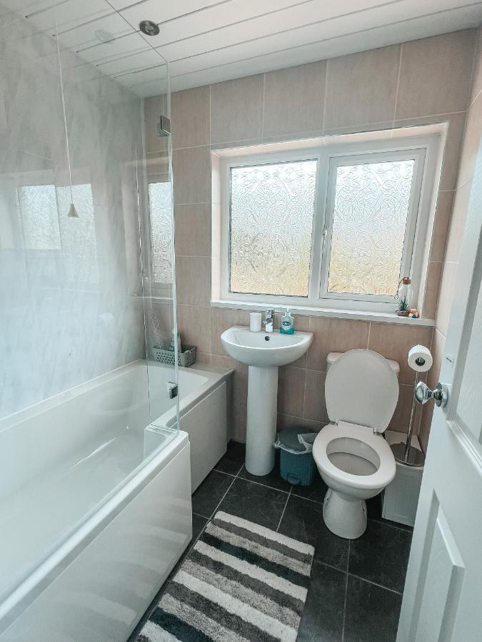 Staybynumbers - Spacious Three Bed House Royal *