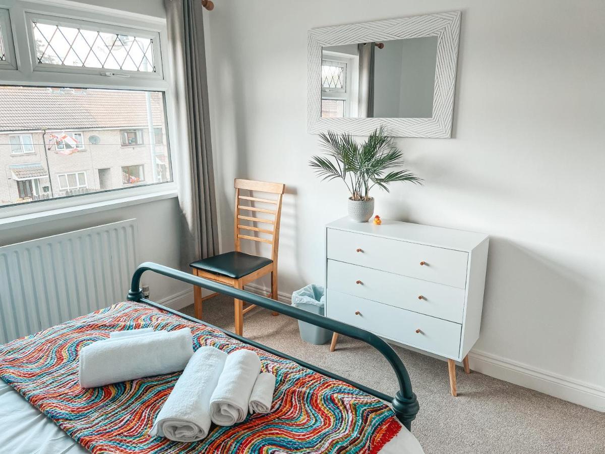 Staybynumbers - Spacious Three Bed House Royal Hillsborough