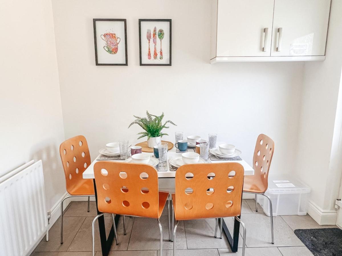 Staybynumbers - Spacious Three Bed House Royal Hébergement de vacances
