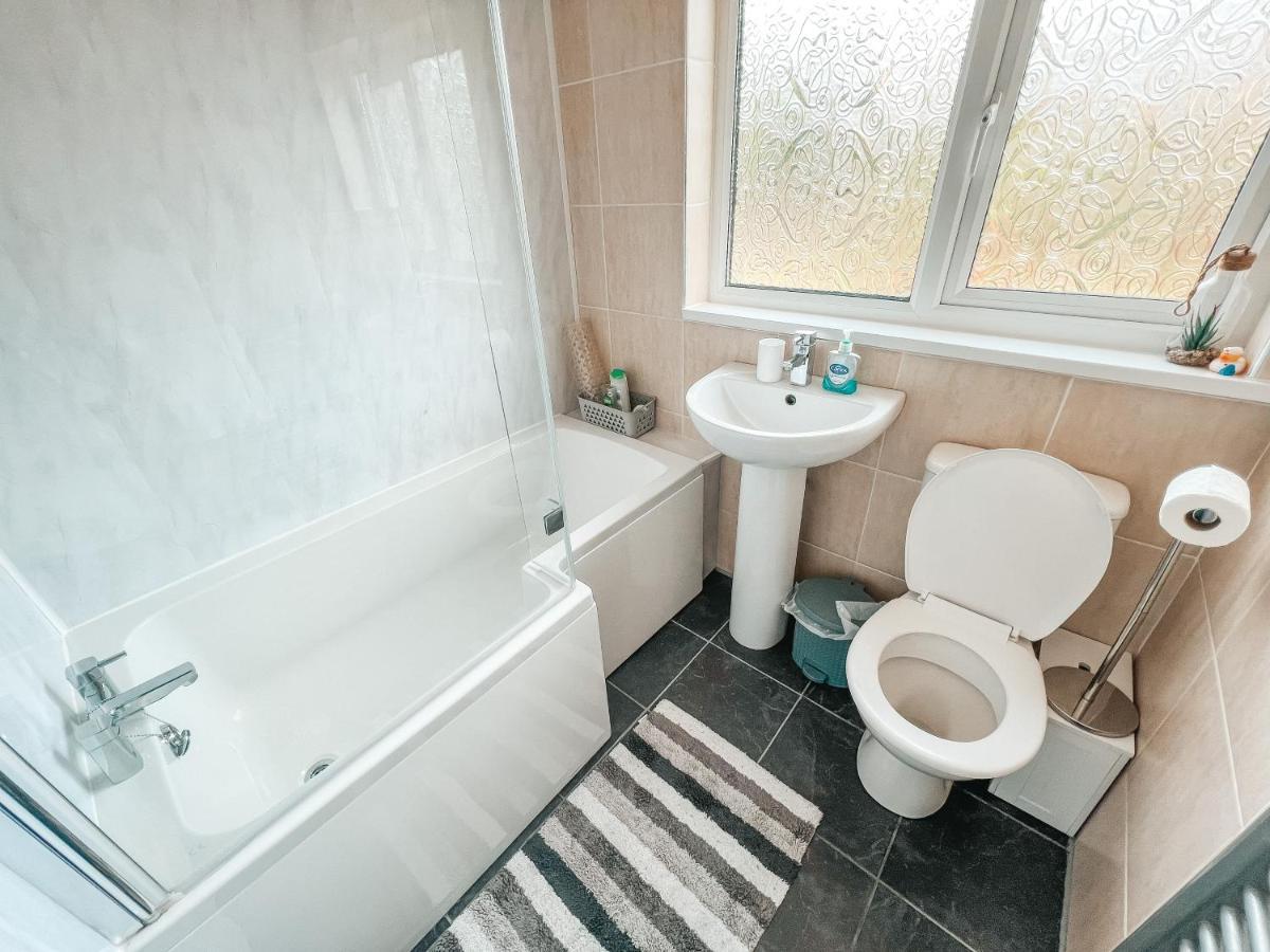 Holiday home Staybynumbers - Spacious Three Bed House Royal Hillsborough